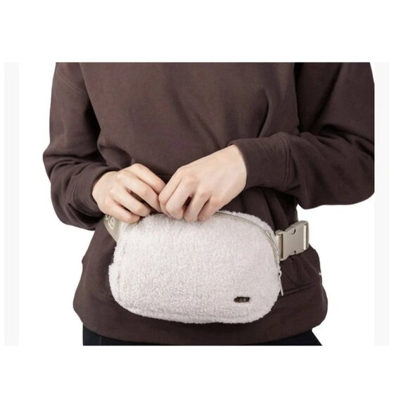 LOLE Fuzzy Sherpa Belt Bag Adjustable Crossbody Fanny Pack Convertible Cream - Picture 9 of 10